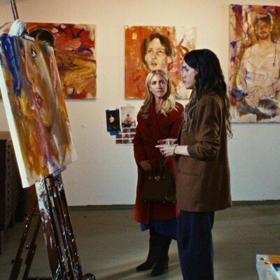 Brittany Snow y Natalie Morales en el 1x03 de 'La bestia en mí'