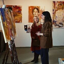 Brittany Snow y Natalie Morales en el 1x03 de 'La bestia en mí'