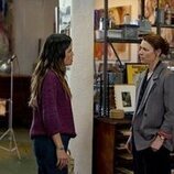 Claire Danes y Natalie Morales en 'Secreto a voces' de 'The Beast in Me'