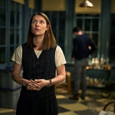 Claire Danes en 'Bacanal' de 'The Beast in Me'