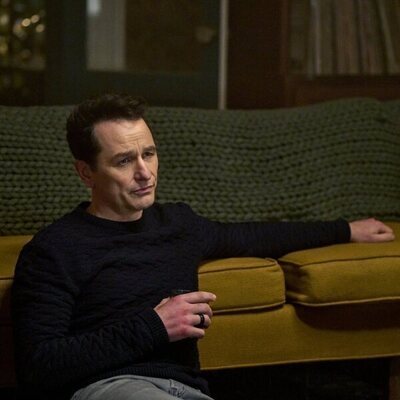 Matthew Rhys en 1x05 'Bacanal' de 'La bestia en mí'