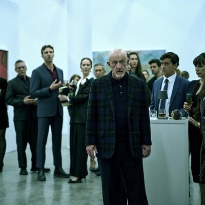 Jonathan Banks en 1x07 'Fantasmas' de 'La bestia en mí'
