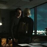 Brittany Snow y Matthew Rhys en la temporada 1 y el capítulo 07 de 'La bestia en mí'