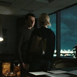 Brittany Snow y Matthew Rhys en la temporada 1 y el capítulo 07 de 'La bestia en mí'