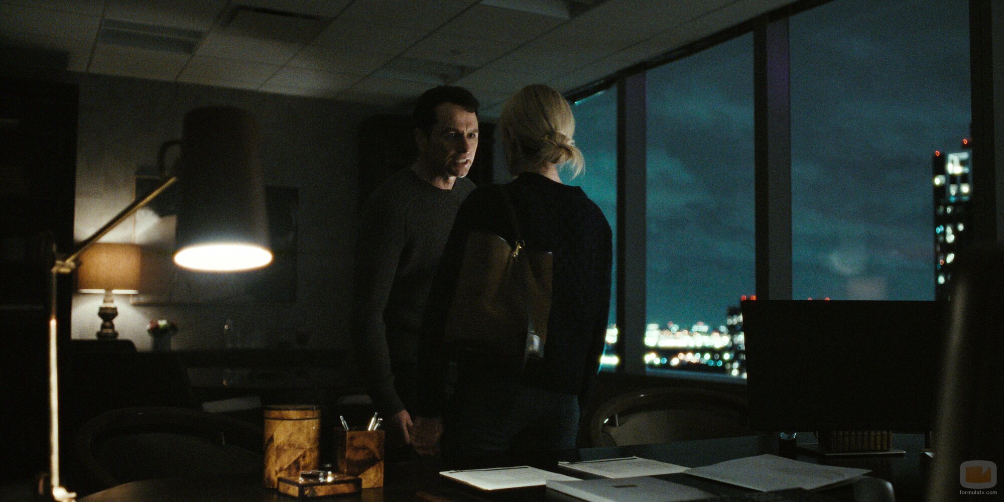 Brittany Snow y Matthew Rhys en la temporada 1 y el capítulo 07 de 'La bestia en mí'