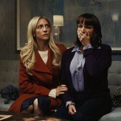 Brittany Snow y Julie Ann Emery en 1x08 titulado 'La última palabra' de 'La bestia en mí'