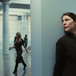 Claire Danes y Brittany Snow en el 1x08 de 'La bestia en mí'