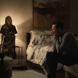 Matthew Rhys y Brittany Snow en 1x08 'La última palabra' de 'La bestia en mí'