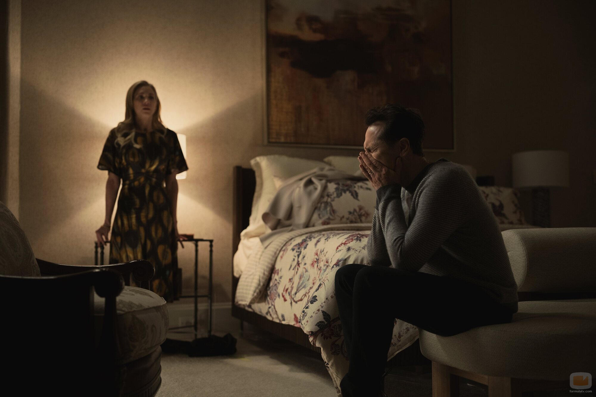 Matthew Rhys y Brittany Snow en 1x08 'La última palabra' de 'La bestia en mí'