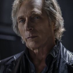 William Fichtner en 1x01 'Te observamos. Y siempre estamos ahí' de 'Talamasca: La Orden Secreta, de Anne Rice'