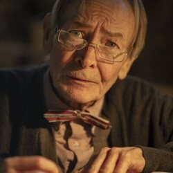 Eric Bogosian en la temporada 1 y el capítulo 01 de 'Talamasca: La Orden Secreta, de Anne Rice'