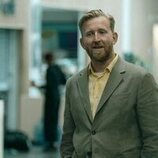 Tom Goodman-Hill en el 1x01 de 'Down Cemetery Road'