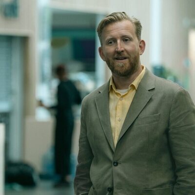 Tom Goodman-Hill en el 1x01 de 'Down Cemetery Road'