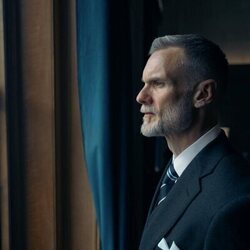 Darren Boyd en Capítulo 1 titulado 'Verdad a medias' de 'El misterio de Cemetery Road'