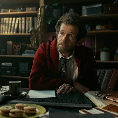 Adam Godley en el 1x01 de 'Down Cemetery Road'