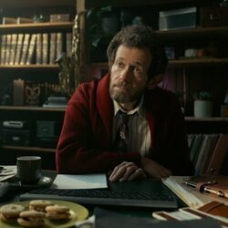 Adam Godley en el 1x01 de 'Down Cemetery Road'