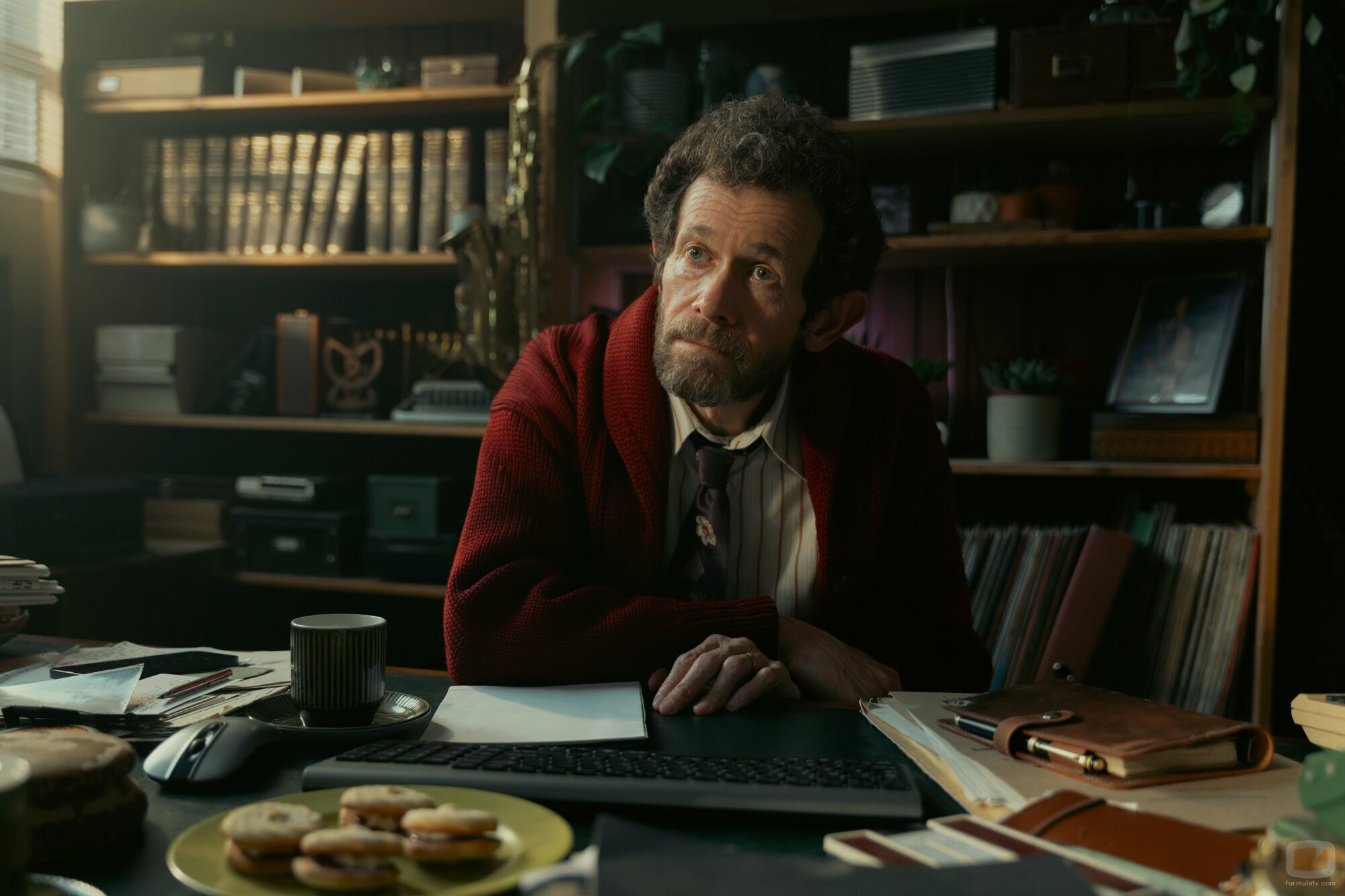 Adam Godley en el 1x01 de 'Down Cemetery Road'