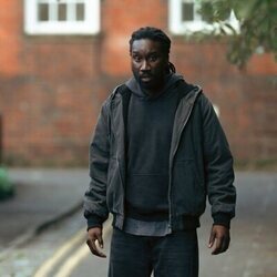 Nathan Stewart-Jarrett en 'Una pena' de 'El misterio de Cemetery Road'