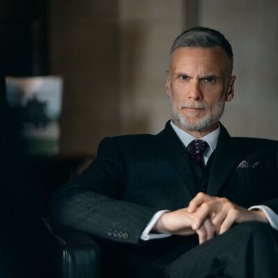 Darren Boyd en 1x02 titulado 'Una pena' de 'El misterio de Cemetery Road'