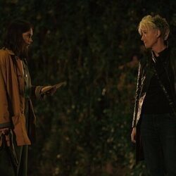 Ruth Wilson y Emma Thompson en 'Una pena' de 'Down Cemetery Road'