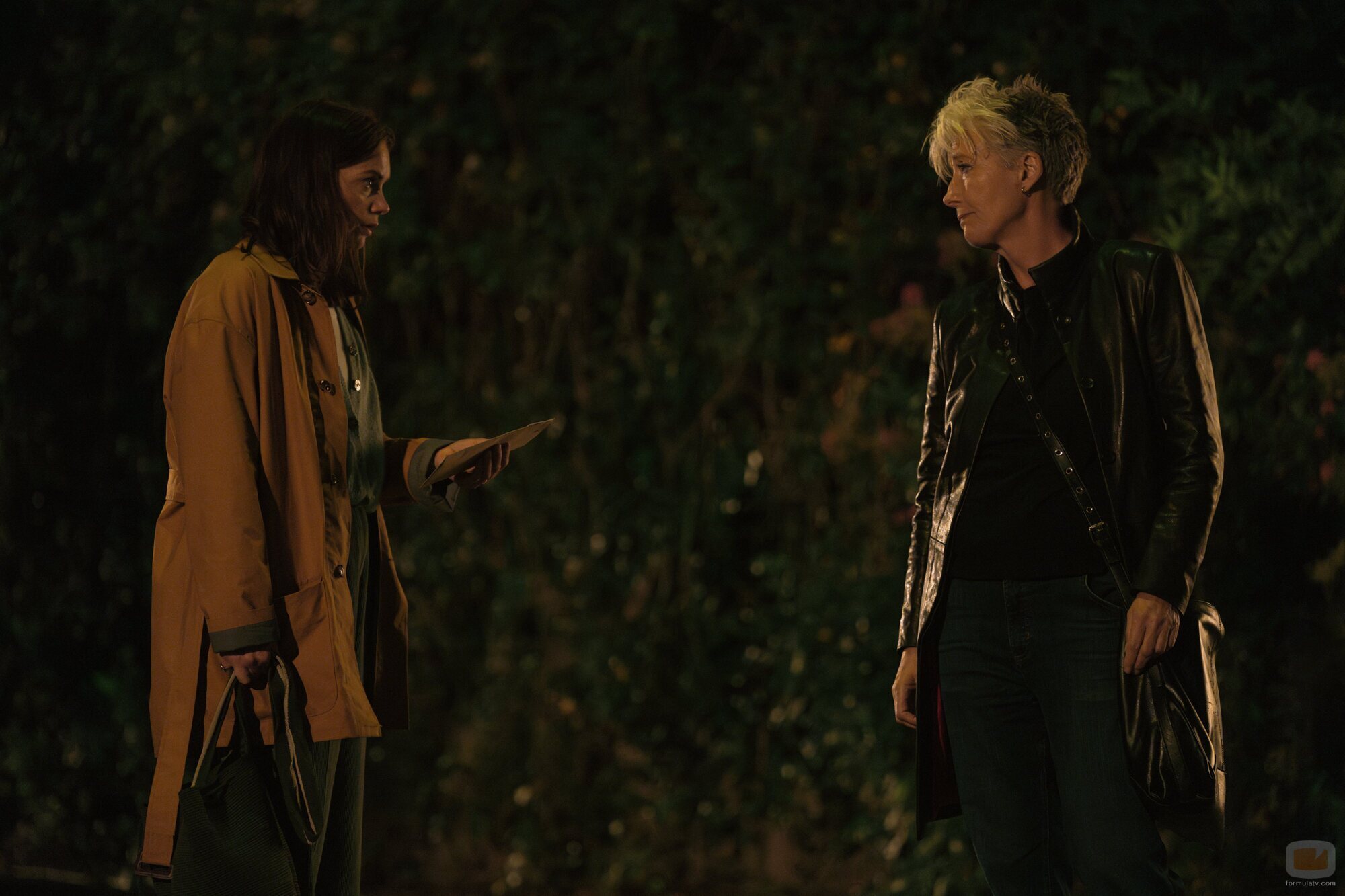 Ruth Wilson y Emma Thompson en 'Una pena' de 'Down Cemetery Road'