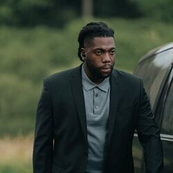Nathan Stewart-Jarrett en la temporada 1 y el capítulo 02 de 'El misterio de Cemetery Road'