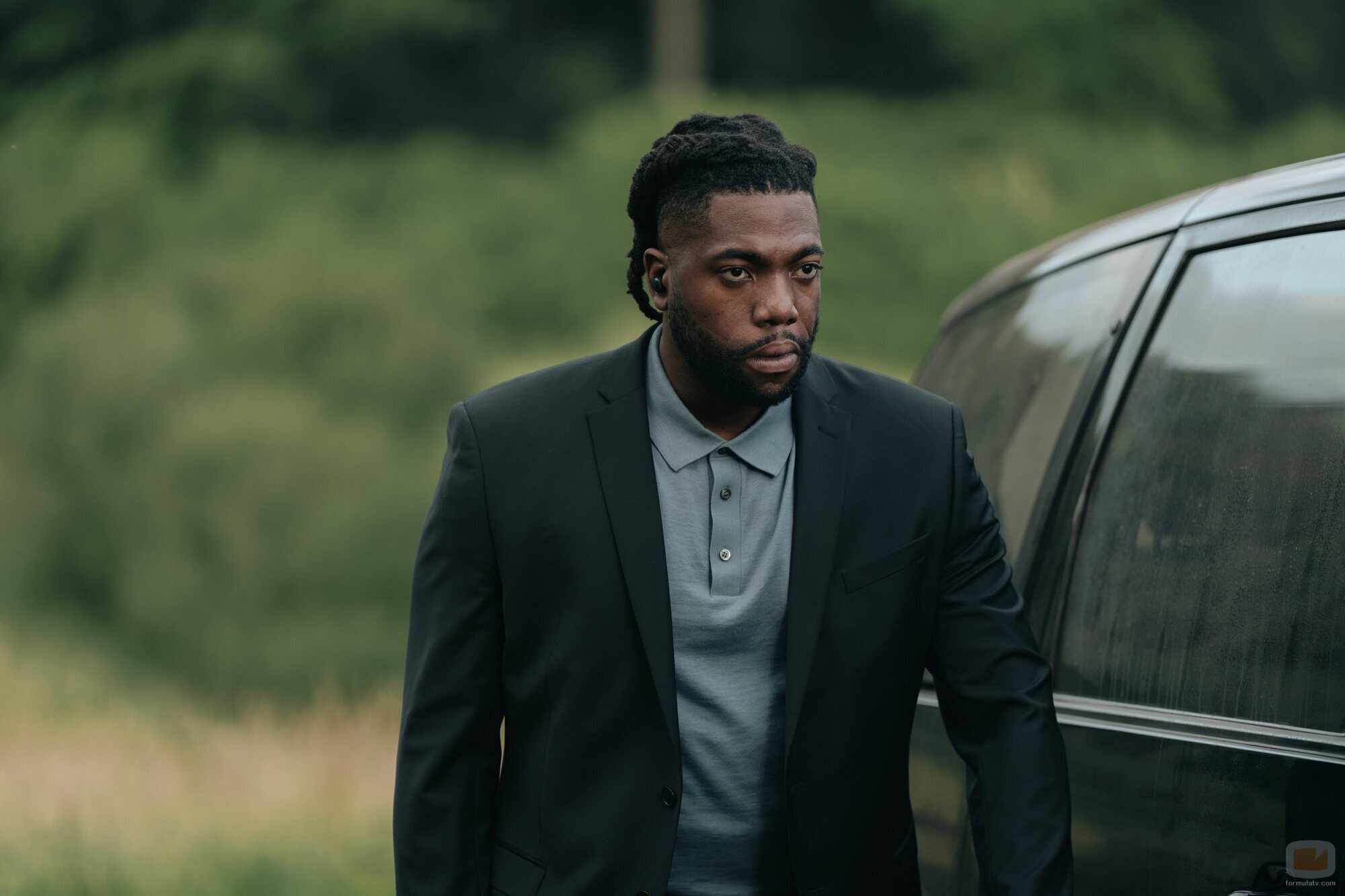 Nathan Stewart-Jarrett en la temporada 1 y el capítulo 02 de 'El misterio de Cemetery Road'