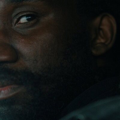 Nathan Stewart-Jarrett en 1x03 titulado 'Trabajo sucio' de 'El misterio de Cemetery Road'