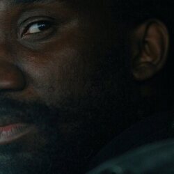 Nathan Stewart-Jarrett en 1x03 titulado 'Trabajo sucio' de 'El misterio de Cemetery Road'