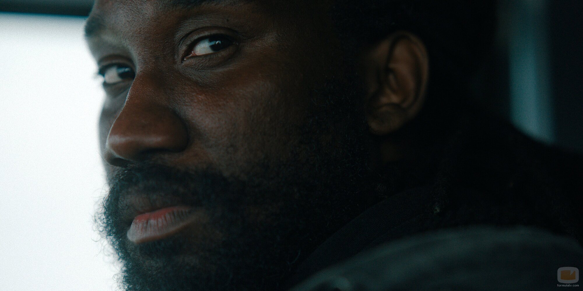 Nathan Stewart-Jarrett en 1x03 titulado 'Trabajo sucio' de 'El misterio de Cemetery Road'