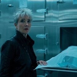 Emma Thompson en Capítulo 3 titulado 'Trabajo sucio' de 'El misterio de Cemetery Road'