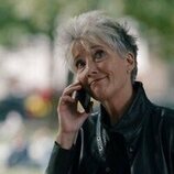 Emma Thompson en Capítulo 4 titulado 'Mis amigos no me quieren' de 'El misterio de Cemetery Road'