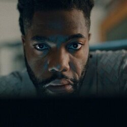 Fehinti Balogun en 1x04 'Mis amigos no me quieren' de 'El misterio de Cemetery Road'