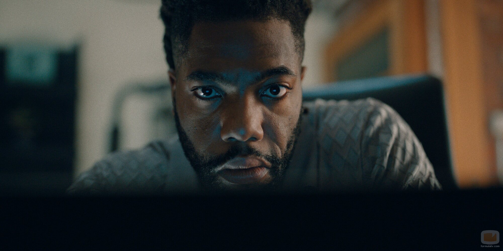 Fehinti Balogun en 1x04 'Mis amigos no me quieren' de 'El misterio de Cemetery Road'