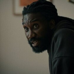 Nathan Stewart-Jarrett en Capítulo 4 titulado 'Mis amigos no me quieren' de 'El misterio de Cemetery Road'