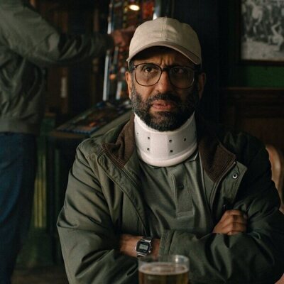 Adeel Akhtar en el 1x04 de 'Down Cemetery Road'