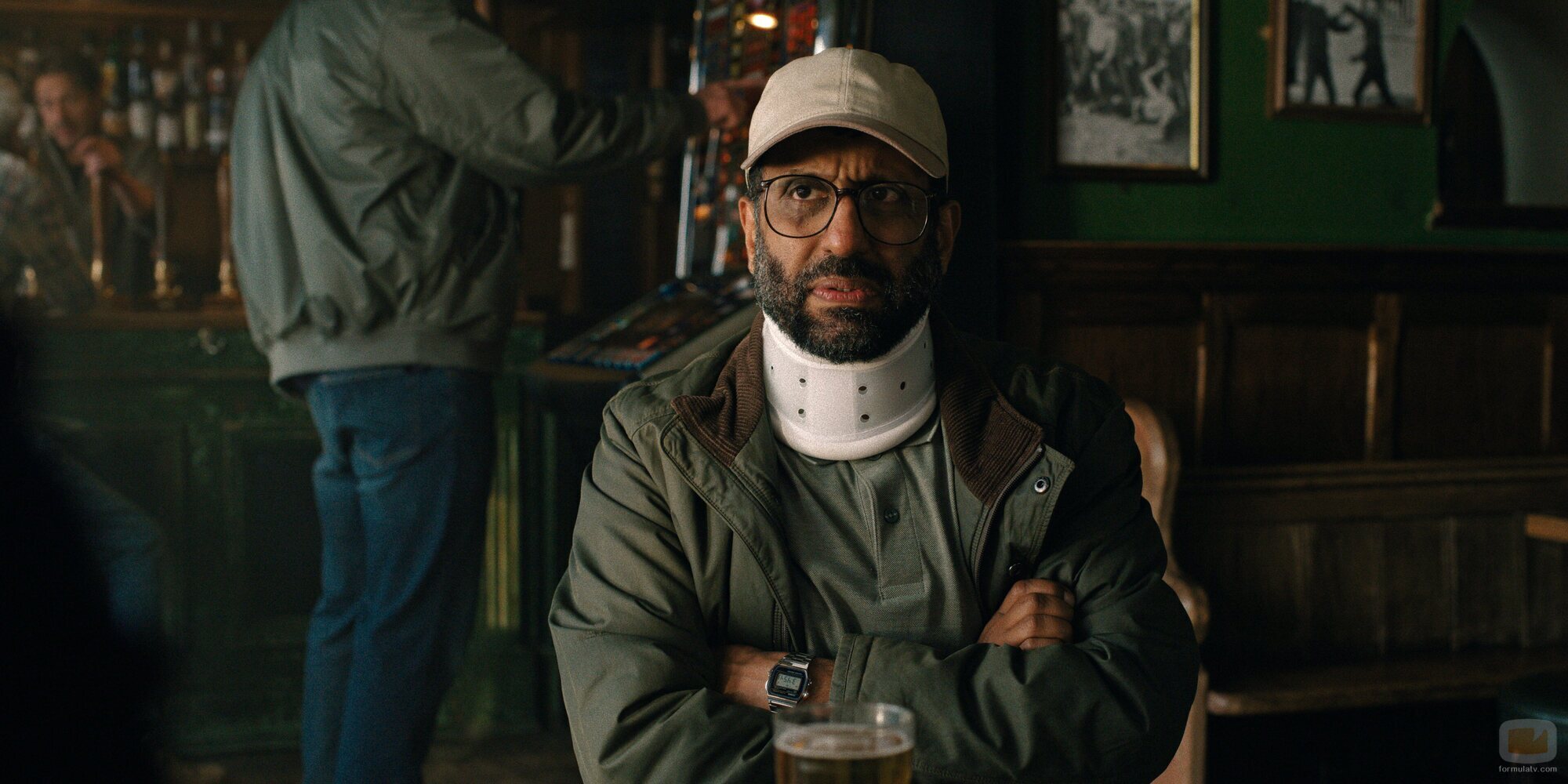 Adeel Akhtar en el 1x04 de 'Down Cemetery Road'