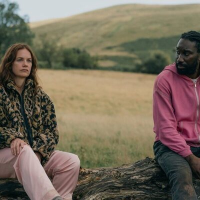 Nathan Stewart-Jarrett y Ruth Wilson en Capítulo 5 titulado 'Muerte lenta' de 'El misterio de Cemetery Road'