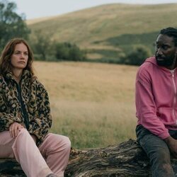 Nathan Stewart-Jarrett y Ruth Wilson en Capítulo 5 titulado 'Muerte lenta' de 'El misterio de Cemetery Road'