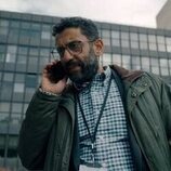 Adeel Akhtar en Capítulo 5 titulado 'Muerte lenta' de 'El misterio de Cemetery Road'