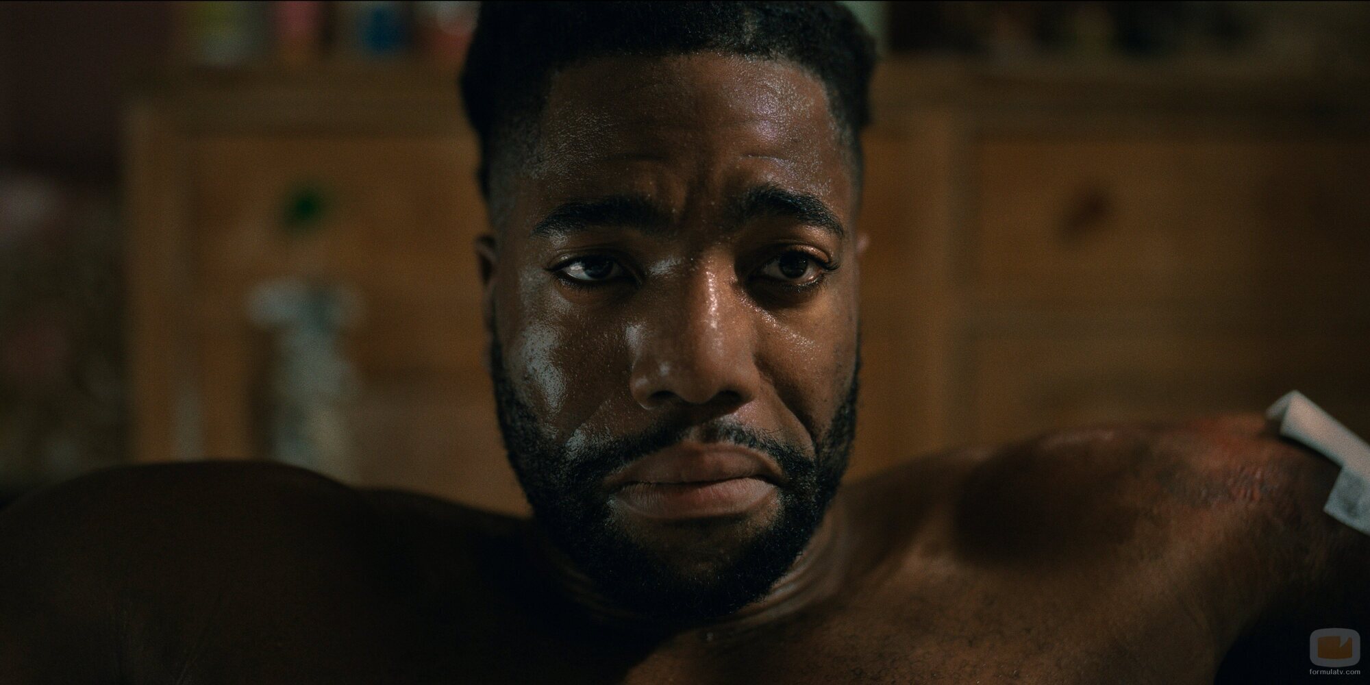 Fehinti Balogun en 1x05 'Muerte lenta' de 'El misterio de Cemetery Road'