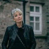 Emma Thompson en 1x06 'Aguas sucias' de 'El misterio de Cemetery Road'