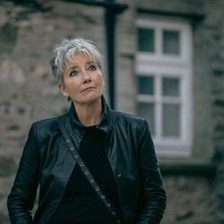 Emma Thompson en 1x06 'Aguas sucias' de 'El misterio de Cemetery Road'