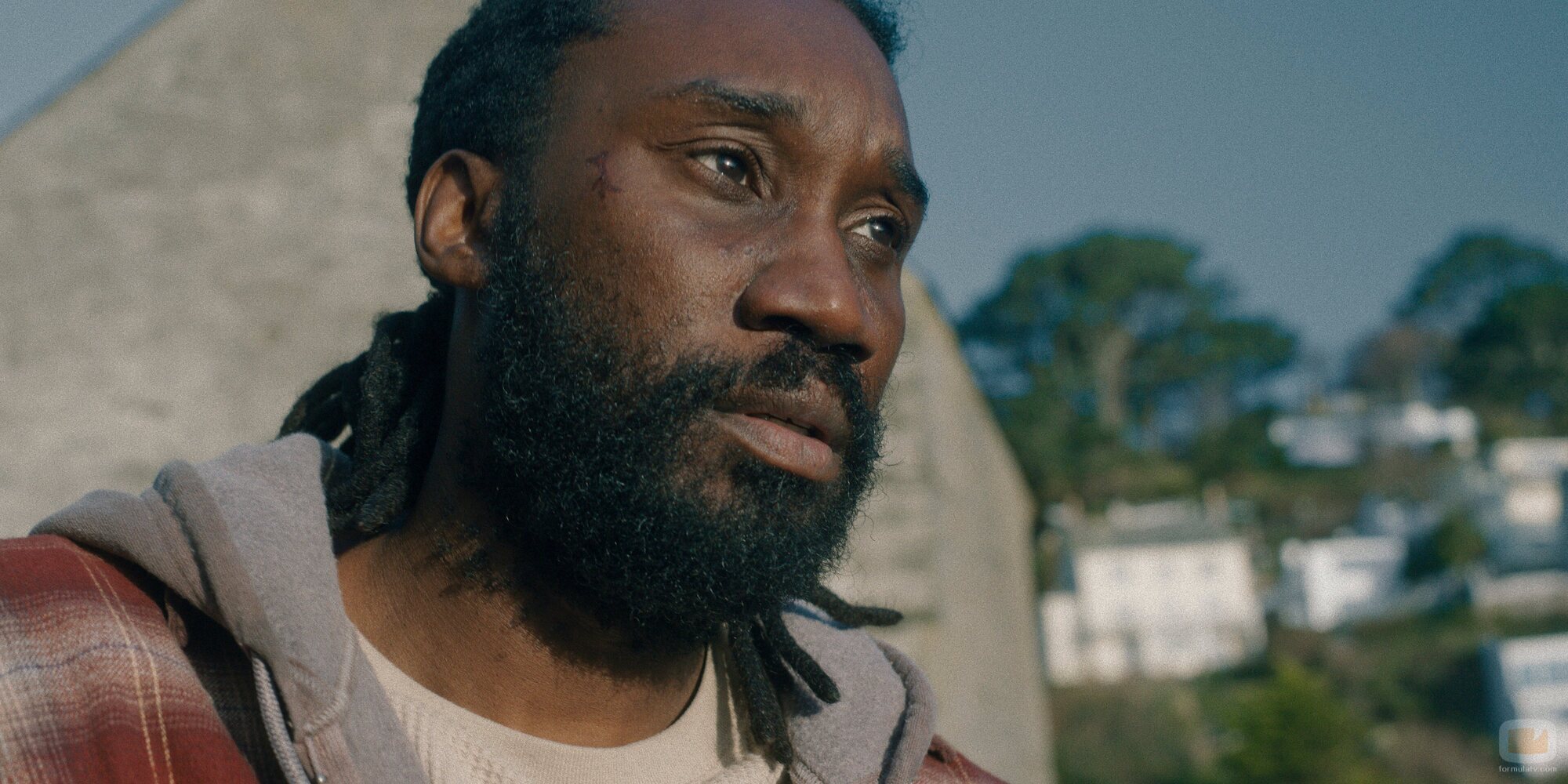 Nathan Stewart-Jarrett en Capítulo 6 titulado 'Aguas sucias' de 'El misterio de Cemetery Road'