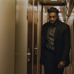 Fehinti Balogun en 1x06 'Aguas sucias' de 'El misterio de Cemetery Road'