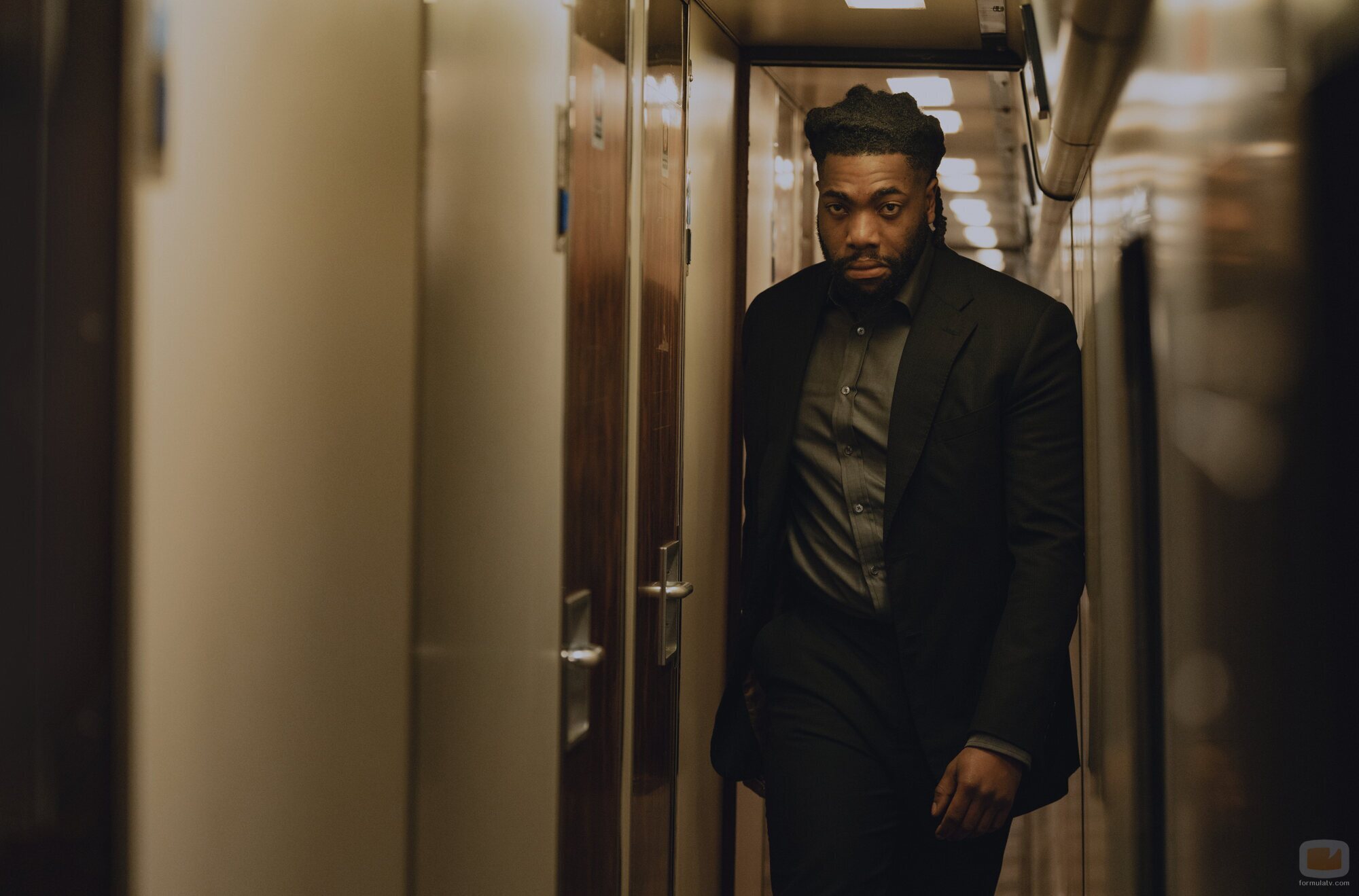 Fehinti Balogun en 1x06 'Aguas sucias' de 'El misterio de Cemetery Road'