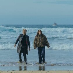 Ruth Wilson y Emma Thompson en 'Luces fuera' de 'Down Cemetery Road'