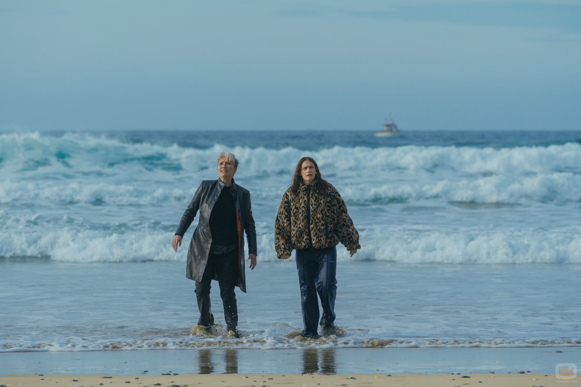 Ruth Wilson y Emma Thompson en 'Luces fuera' de 'Down Cemetery Road'