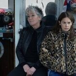 Emma Thompson y Ruth Wilson en la temporada 1 y el capítulo 07 de 'El misterio de Cemetery Road'