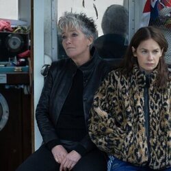 Emma Thompson y Ruth Wilson en la temporada 1 y el capítulo 07 de 'El misterio de Cemetery Road'